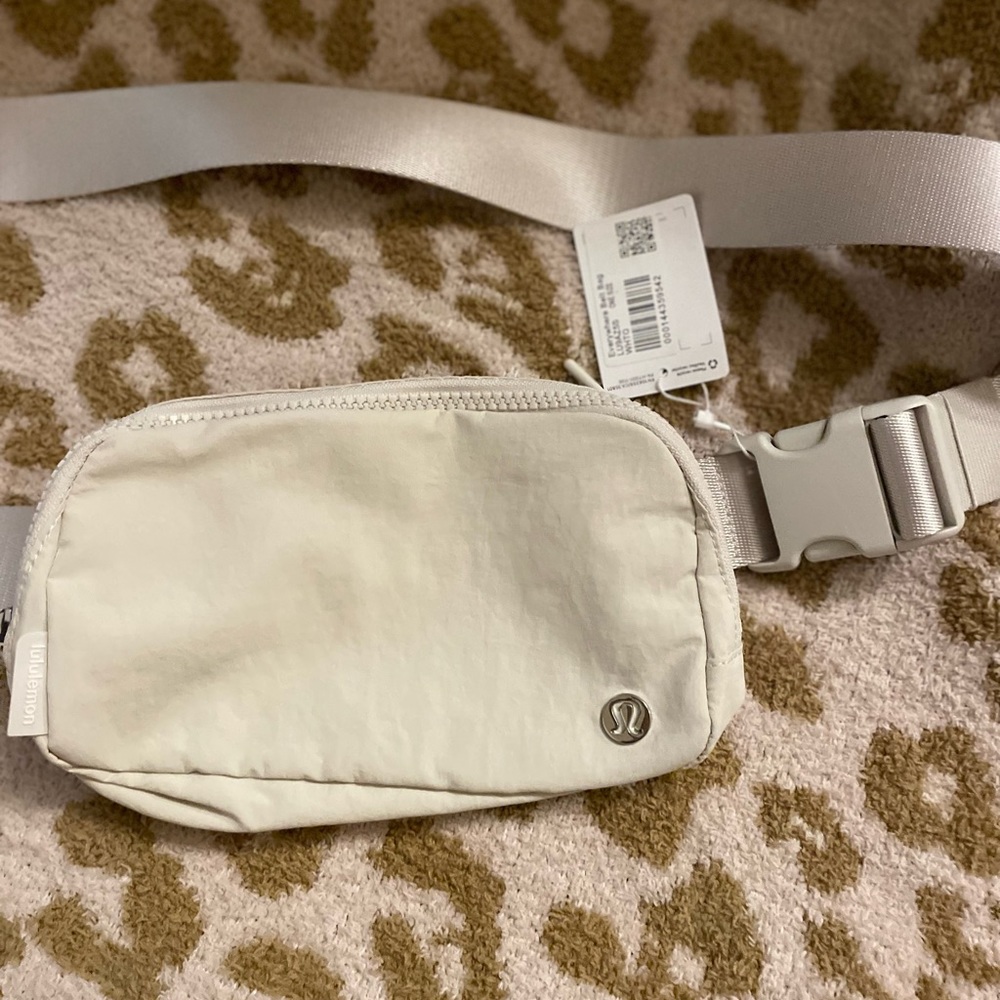 Lululemon Everywhere Belt Bag White Opal! NWT